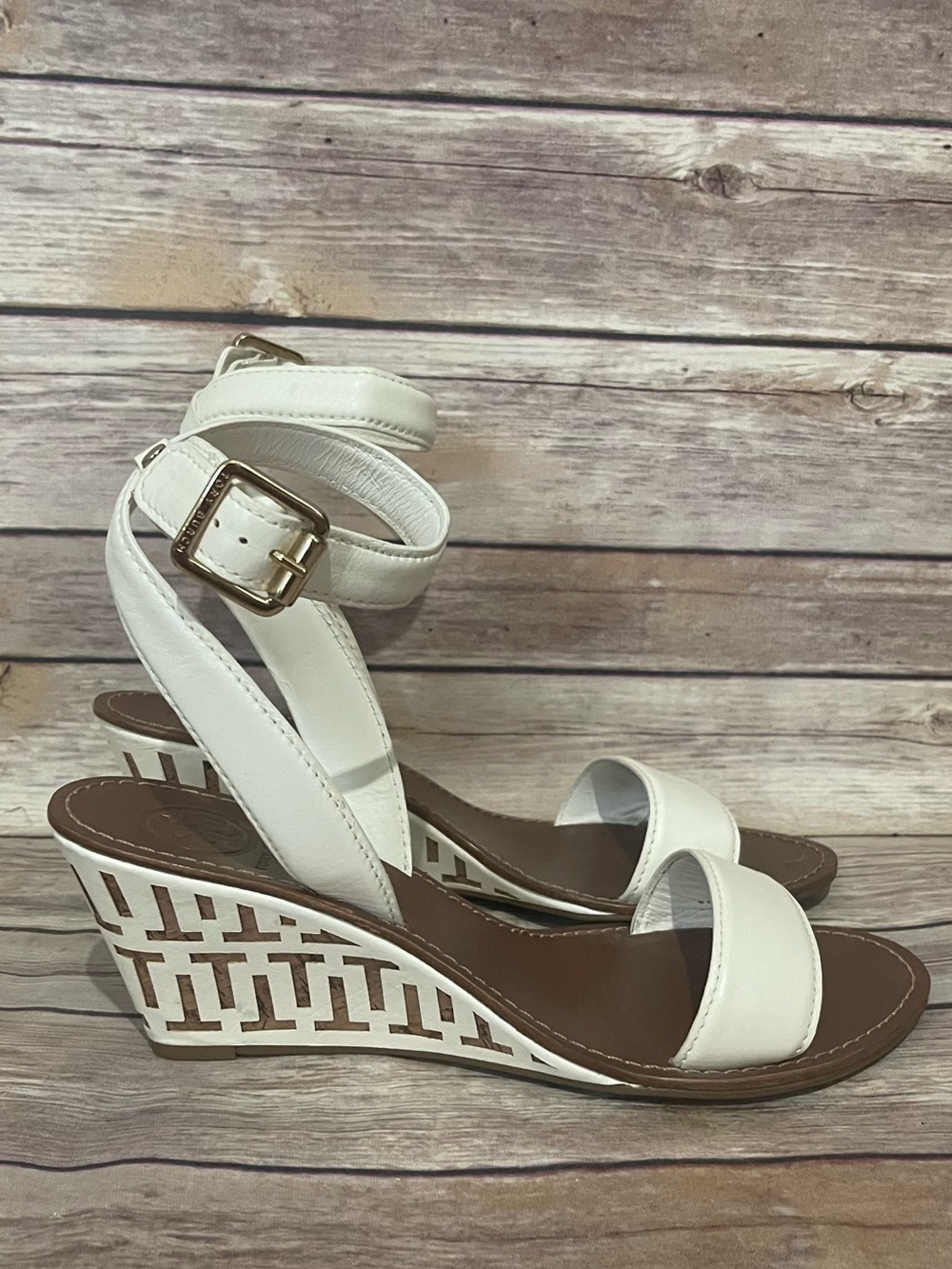 Tory Burch Regan Size 9M White Leather Ankle Strap Wedge Sandals